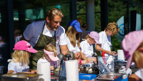 Wojciech Modest Amaro z ukraińskimi dziećmi