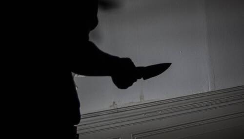 Napastnik z nożem. zdjęcie poglądowe