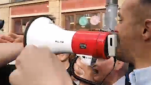 Michał Marcinkiewicz, współpracownik Rafała Trzaskowskiego krzyczy przez megafon w twarz protestującemu