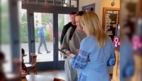 W jednej z kawiarni we Lwowie pojawiła się… Angelina Jolie. „Od początku wojny wspiera Ukrainę” [WIDEO]