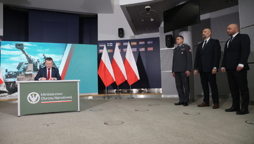 Szef MON Mariusz Błaszczak podpisuje zamówienie dot. pozyskania 152 armatohaubic KRAB