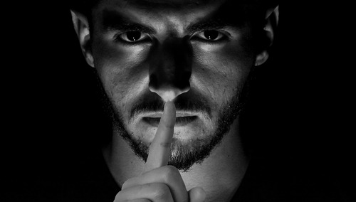 Nieoficjalnie. Dziennikarze GW mają milczeć ws. usunięcia tekstu demaskującego manipulacje Barta Staszewskiego