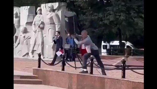 Rzucił o ziemię głośnikami