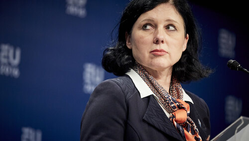 „Ufam polskiemu rządowi”. Wiceszefowa KE zapytana o stan wyjątkowy przy granicy z Białorusią