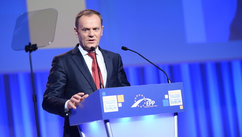 „Nie macie prawa spojrzeć w oczy Polakom”. Tusk grzmi do rządzących