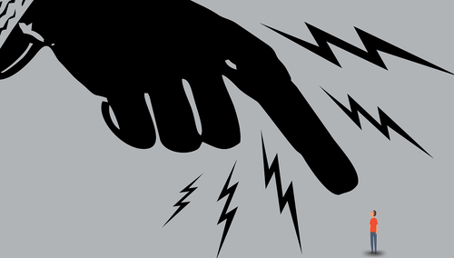 Palec wymierzony w postać - zdjęcie poglądowe