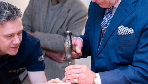 Karol III cechujący królewski znak probierczy na srebrnym Krzyżu Walii