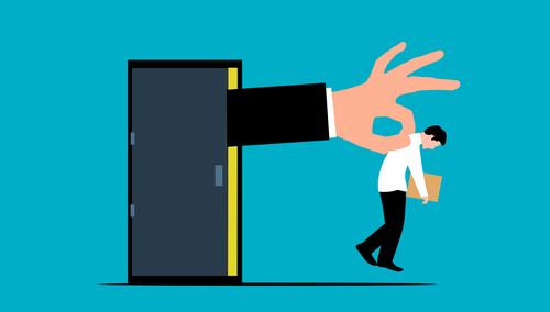 Człowiek wyrzucany za drzwi przez wielką dłoń