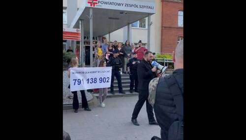 Demonstracja pod szpitalem w Oleśnicy