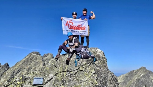 Górnicy ZG Sobieski z flagą 45-lecia NSZZ "S" na Ganku