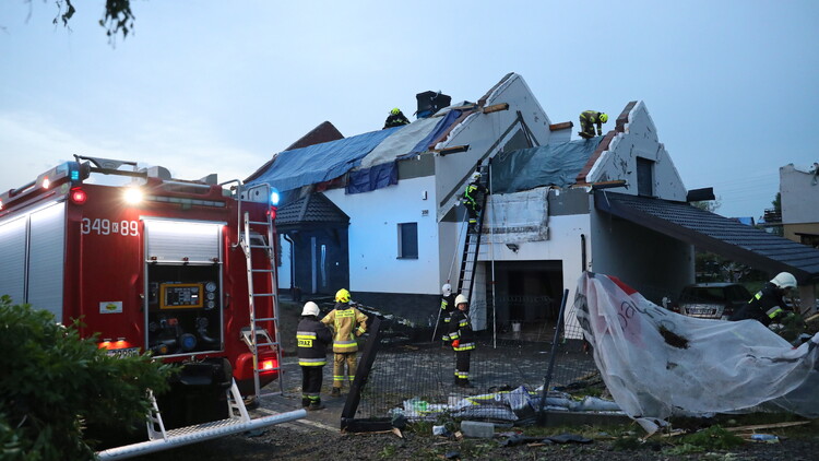 Zniszczenia we wsi Librantowa k. Nowego Sącza po trąbie powietrznej, która przeszła nad miejscowością.