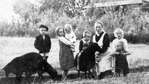 Wiktoria Ulma z dziećmi - zdjęcie wykonane przez Józefa Ulmę. Muzeum w Markowej