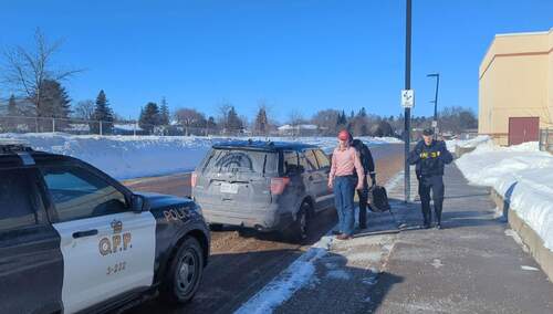 Uczeń zawieszony i aresztowany po tym, jak stwierdził w szkole, że płcie są tylko dwie?