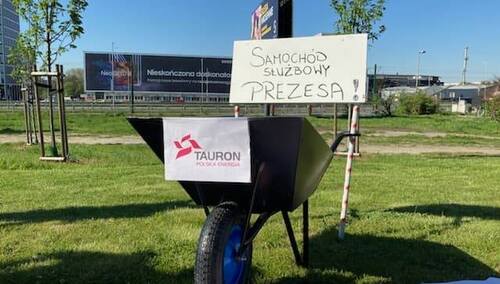 Kolejny samochodowy protest przed siedzibą grupy TAURON w Katowicach