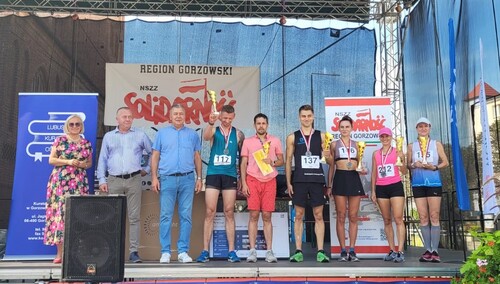 Dekoracja zwycięzców 24. Biegu Solidarności