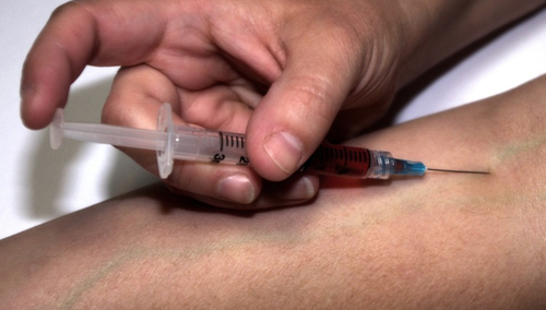 Wstrzykiwanie narkotyku w żyłę. Ilustracja poglądowa