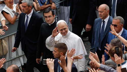 Leon XIV przed modlitwą Anioł Pański w Castel Gandolfo