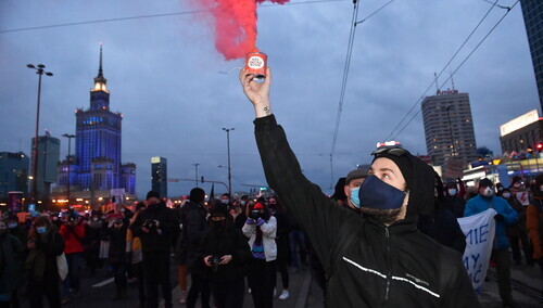Był w PZPR do 1989 r., dziś lamentuje: "Powrót do ponurych czasów stanu wojennego". O kim mowa?