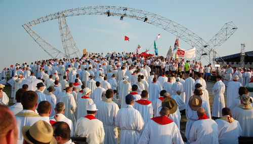 Msza św. koncelebrowana pod przewodnictwem Prymasa Polski podczas XIX Spotkania Młodych Lednica 2000