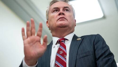 Przewodniczący Komisji Nadzoru Izby Reprezentantów James Comer, rozmawia z reporterami po zamkniętym wirtualnym zeznaniu Ghislaine Maxwell