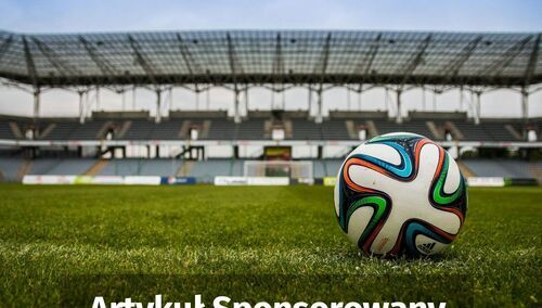 Piłka na murawie stadionu