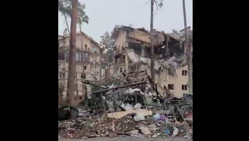 Rosyjskie siły ostrzelały budynki mieszkalne w Irpieniu pod Kijowem. Wstrząsające nagrania [WIDEO]