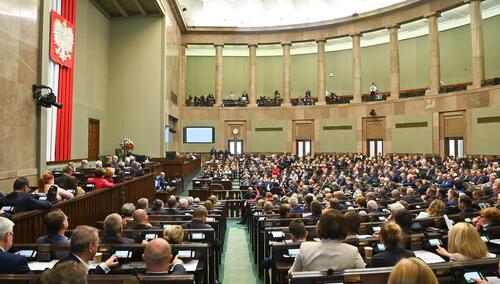 [najnowszy sondaż] Status quo utrzymane, ale znacząco wzrosło poparcie dla jednej partii