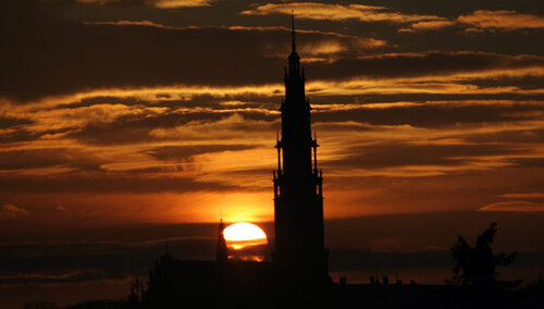 Klasztor jasnogórski o zachodzie słońca