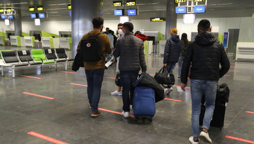 Hiszpania chce wprowadzić „koronapaszporty” i liczy na powrót turystów