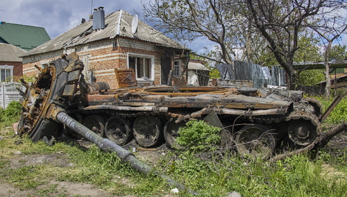 Zniszczony w okolicach Charkowa rosyjski czołg