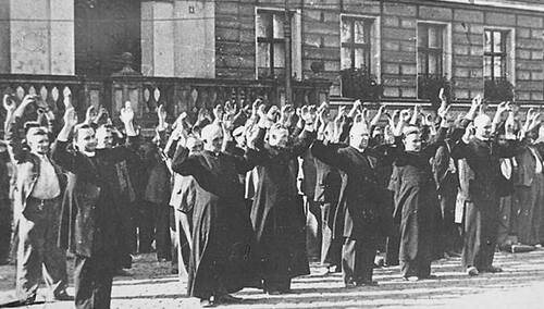Polscy zakładnicy, w tym katoliccy księża, na Starym Rynku w Bydgoszczy. Wrzesień 1939