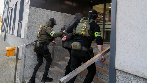 Doprowadzenie do Prokuratury Rejonowej Szczecin-Zachód kolejnych zatrzymanych w śledztwie związanym z organizowaniem internetowych gier losowych i loterii promocyjnych