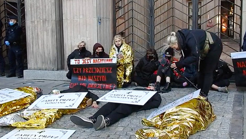 Protest przed ministerstwem edukacji. Część aktywistów… przykleiła się do ziemi