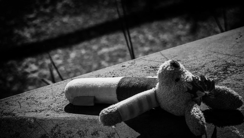 Karmili chłopca niedopałkami papierosów, karmą dla gryzoni, bili, aż w końcu udusili? Szokujący akt oskarżenia wobec 21-letniej matki i jej partnera