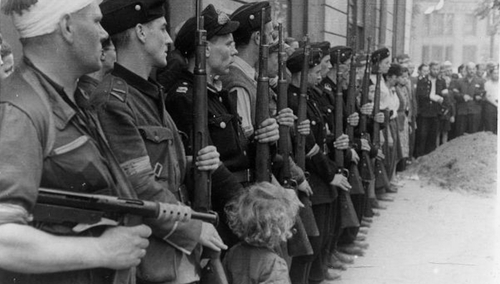 Powstanie Warszawskie. Żołnierze batalionu "Kiliński". Powstańczy pogrzeb