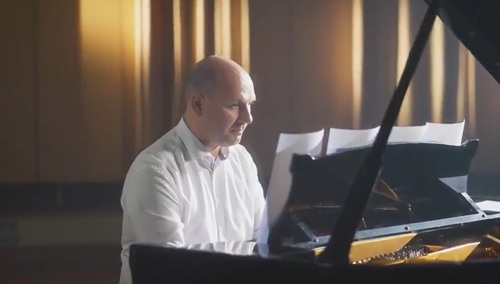 [VIDEO] Wiceszef MSZ gra na fortepianie i promuje Konkurs Chopinowski