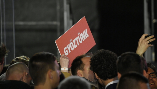 Baner z napisem „Wygraliśmy” podczas wiecu partii Fidesz-KDNP po wyborach powszechnych, Budapeszt 03.04.2022 r.