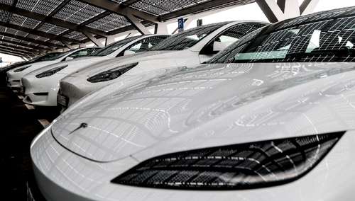 Samochody Tesla zaparkowane w fabryce Tesli w Gruenheide, niedaleko Berlina