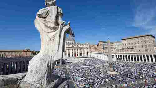 Plac św. Piotra w Watykanie podczas uroczystości wyniesienia na ołtarze dwóch nowych młodych świętych