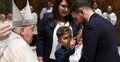 Papież Franciszek udzielający chrztu