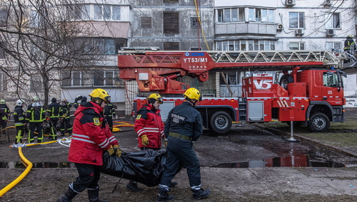 Ukraina/służby przenoszą ciało martwego mężczyzny