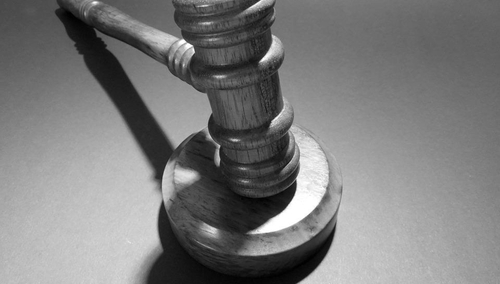 Młotek sędziowski. Ilustracja poglądowa