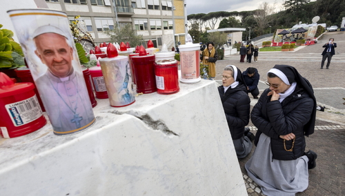 Modlitwa w intencji Franciszka przed Kliniką Gemelli