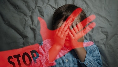 Smutny chłopiec. Ilustracja poglądowa