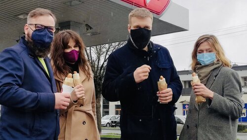 "Teraz obiad u Przyłębskiej?" Politycy Lewicy zrobili sobie zdjęcie z hot dogami na Orlenie. Histeria w sieci