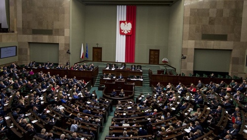PiS powiększa przewagę nad KO. Zobacz najnowszy sondaż