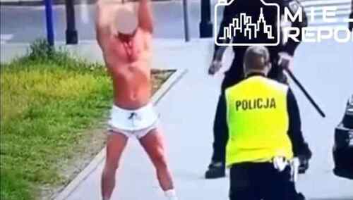 Mężczyzna z siekierą atakuje policjantów