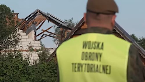 Zniszczony dom w Wyrykach