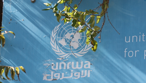 Logo UNRWA w Strefie Gazy