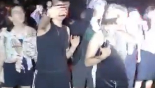 Agresywna młodzież zaatakowała żołnierzy